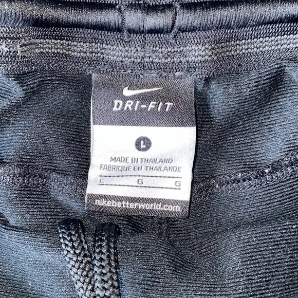 Nike woman’s Dri-Fit size Large jogging shorts - Picture 4 of 4